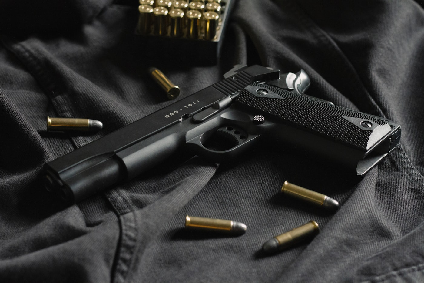 Pistol with loose cartridges